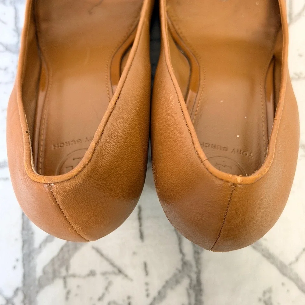 Tory Burch Tan Leather Patent Cap Toe Wedge Pumps Gold Logo 9.5M Classic office
